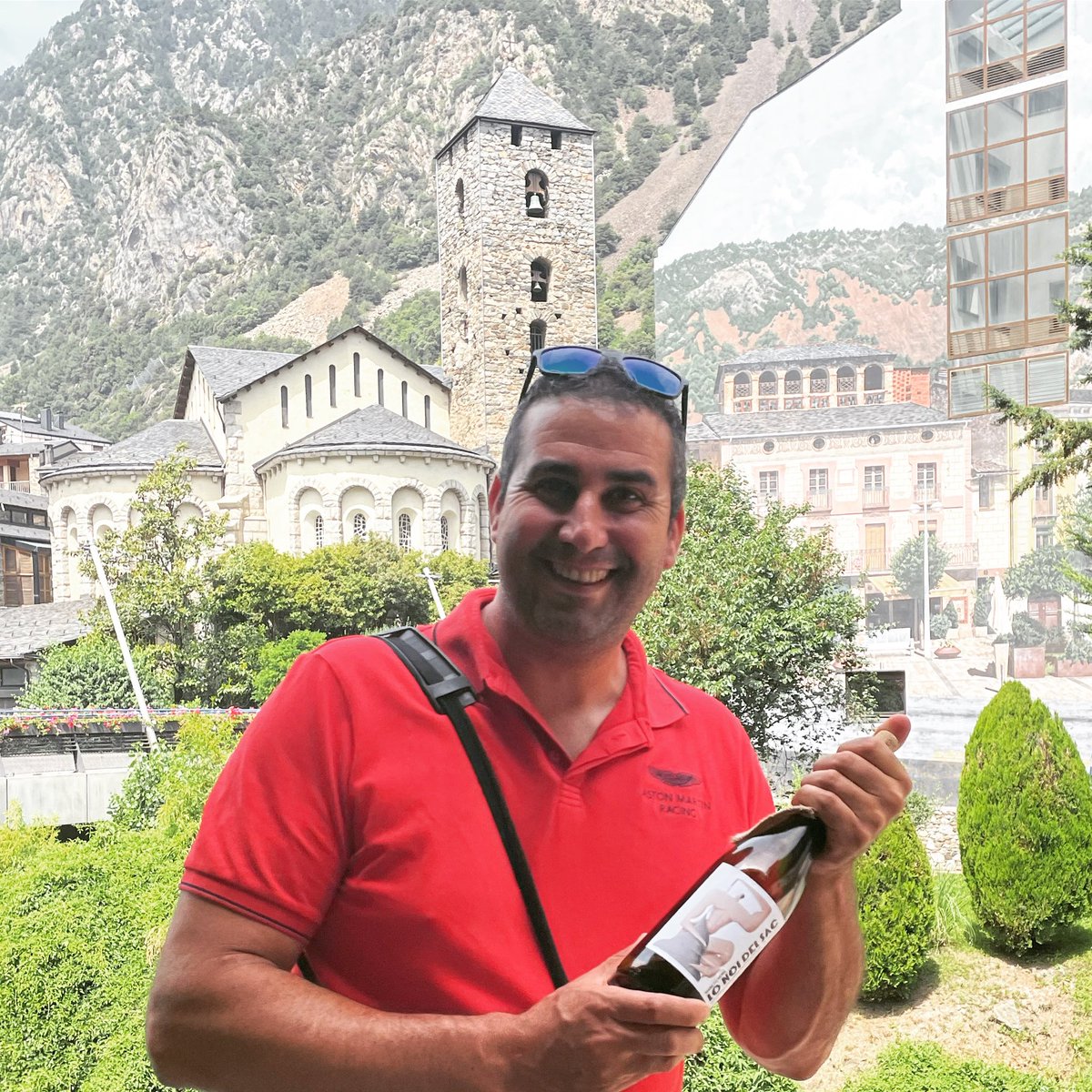 PasconaMontsant's tweet photo. Pasconitzant Andorra!! Exercint l’ofici de Pasconitzador!
.
@domontsant @kafex_andorra
.
#pasconitzant #andorra #domontsant #cellerpascona #vesaperelsteusomnis #mesde30anyspasconitzant #salutivi💪🍷 https://t.co/1sm1kIW4qZ