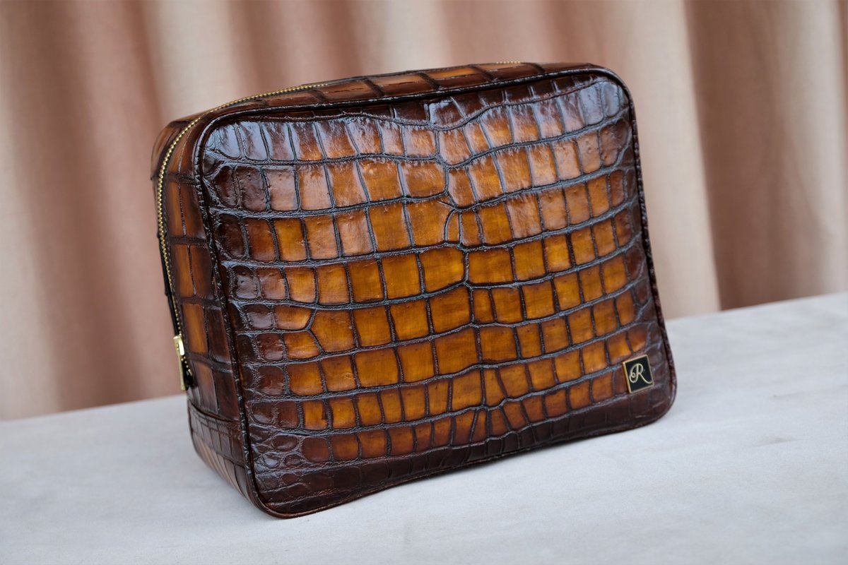 hoangduc1233's tweet photo. A bag made of crocodile skin, Patina dyed, made to order
#leather #bag #alligatorbag #bags #crocodilebag #crocodilebags #alligatorbag #alligatorbay #leatherbag #leatherbags #leatherwork #leatherbags #wallet #custombag https://t.co/9kiVUbNRH9