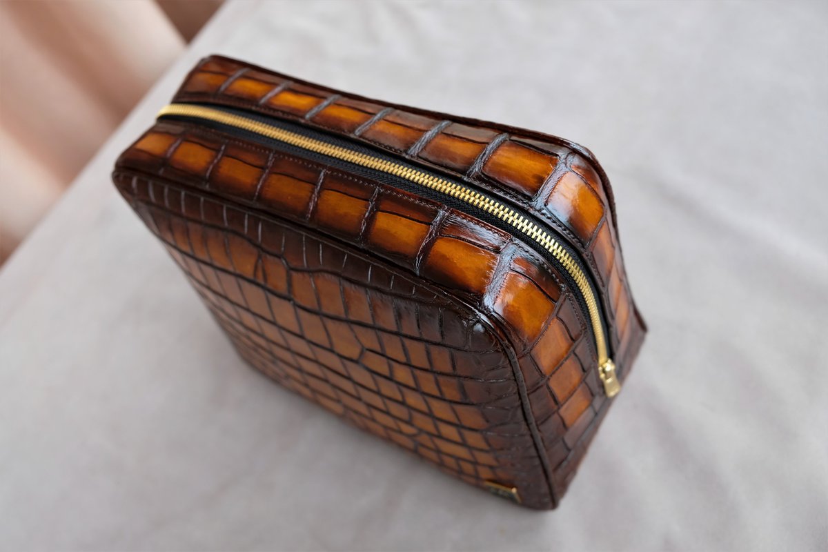 hoangduc1233's tweet photo. A bag made of crocodile skin, Patina dyed, made to order
#leather #bag #alligatorbag #bags #crocodilebag #crocodilebags #alligatorbag #alligatorbay #leatherbag #leatherbags #leatherwork #leatherbags #wallet #custombag https://t.co/9kiVUbNRH9