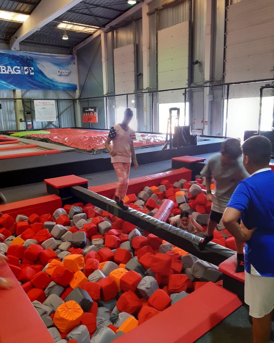EspiralServeis's tweet photo. 🎉Setmana plena d'activitats en el #programaObert!
🥳Els joves de l'Espai Obert a s'Arenal varen anar al Palma Jump amb els diners recaptats aquest curs amb els sucs que varen vendre a la festa de Sant Jordi a s'Arenal. Els infants s'ho varen passar d'allò més bé pegant bots. https://t.co/HsFdqZ8g5G