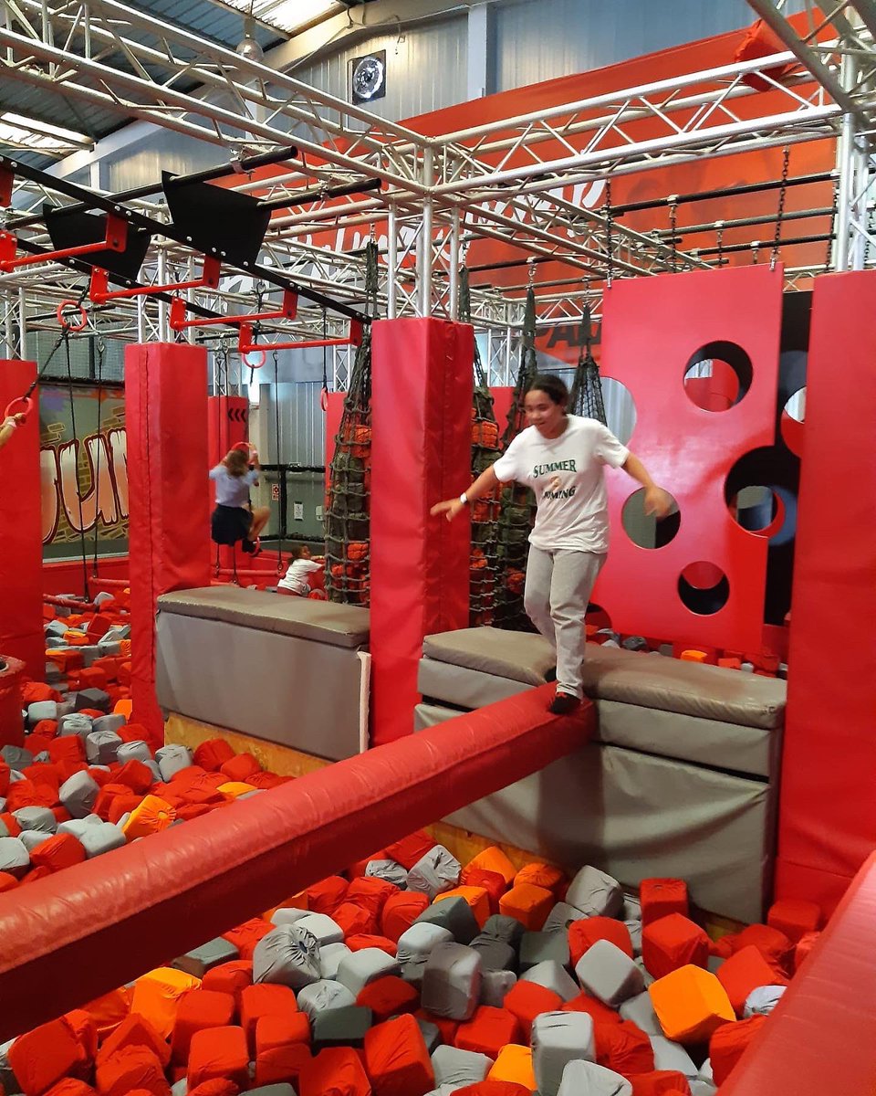 EspiralServeis's tweet photo. 🎉Setmana plena d'activitats en el #programaObert!
🥳Els joves de l'Espai Obert a s'Arenal varen anar al Palma Jump amb els diners recaptats aquest curs amb els sucs que varen vendre a la festa de Sant Jordi a s'Arenal. Els infants s'ho varen passar d'allò més bé pegant bots. https://t.co/HsFdqZ8g5G
