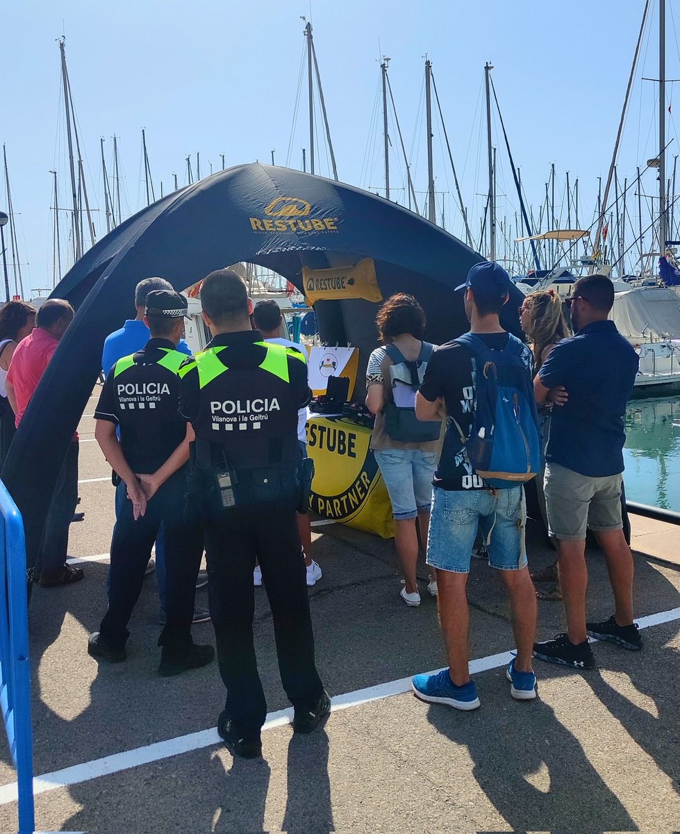 ramsesmb's tweet photo. Avui estem a Vilanova i la Geltrú  donant eines de seguretat i prevenció a l'aigua a la Policia Local
de la mà de RESTUBE©!  
@ajuntamentvng @PLVNG @RESTUBEofficial @NauticVilanova 
Restube© el dispositiu de rescat autoinflable! 
https://t.co/SF3pfoNTqp https://t.co/aUbgRFPile