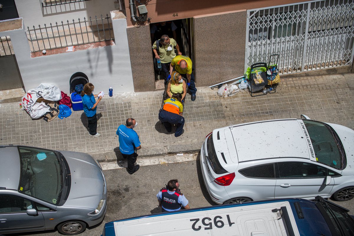 Occat93's tweet photo. Ha calgut una dotació del SEM i 6 d'antidisturbis per desnonar a la Sol, acabada d'operar de la columna, i que ha amenaçat amb suïcidar-se. https://t.co/LV1hKETtFm