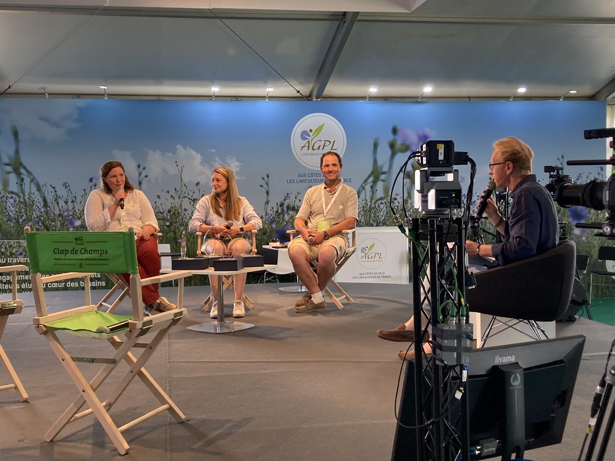 ELLandingHQ's tweet photo. Au salon #LinOvation c’est le moment de #ClapDeChamps 2022 organisé par @Arvalisofficiel pr récompenser les meilleurs courts métrages techniques agricoles et l’occasion de retrouver qques @Fragritwittos toujours aussi passionnés et engagés... comme @agri_zoom & @GuyotVincent02 https://t.co/M205XS4j1r
