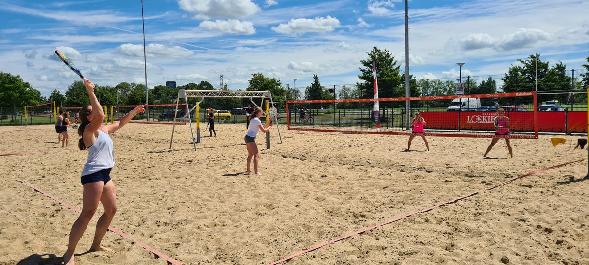 Beachtennis Recreatietoernooi! Ook hier afgelopen zondag volle bak en volop zon, actie en plezier!

Elke vrijdagavond en zondagmiddag kun je meedoen met #beachtennis! Volgende toernooien op zaterdag 3 september en 1 oktober! beachclubrotterdam.nl/beachtennis-to…

#ikwilbeachen #rotterdamsport