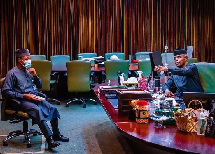 Minister of <a href="/FMEnvng/">Environment Ministry</a>, HM <a href="/MohdHAbdullahi/">Mohammed H. Abdullahi,C.O.N</a> briefed Vice President <a href="/ProfOsinbajo/">Prof. Yemi Osinbajo</a> on the upcoming <a href="/auggwi/">Great Green Wall Initiative</a> 8th Ordinary Session slated for 16th June 2022. 
15th June, 2022 
📸 <a href="/tolanialli/">Tolani Alli</a>
