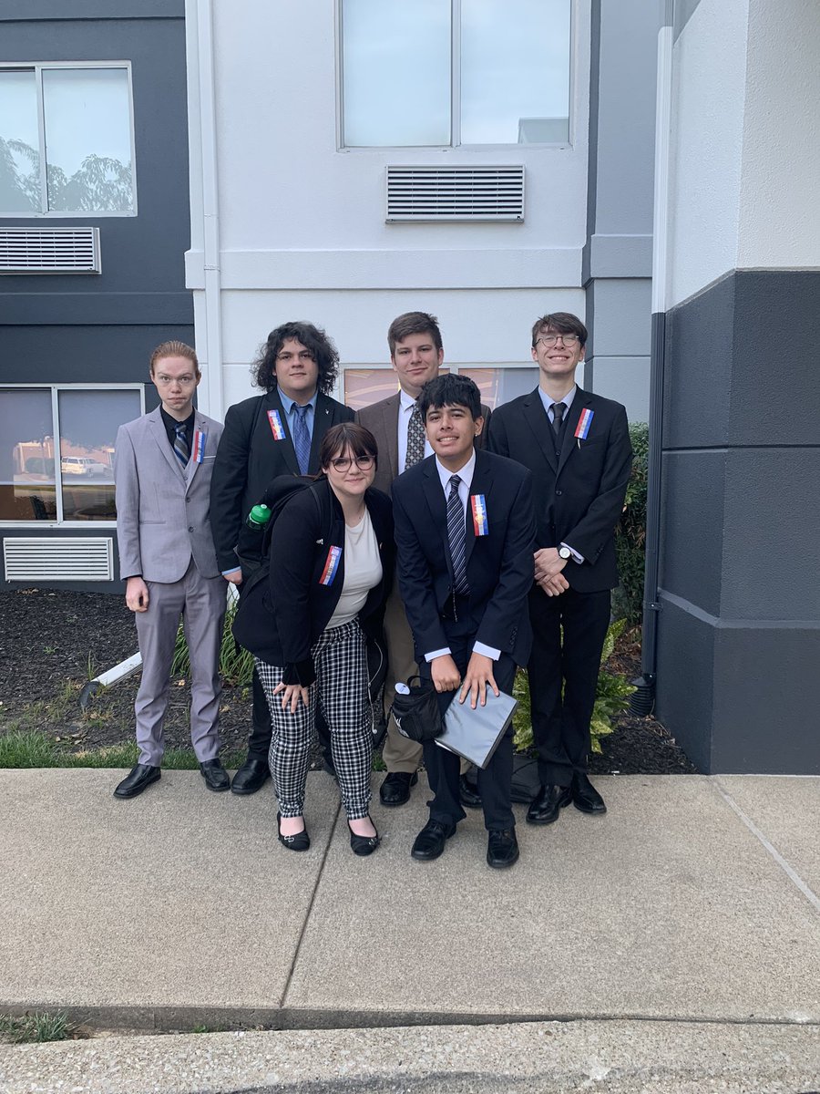 Willard is still going strong! 
Saige, Clay, Joseph, and Ryan advanced to round 5 for Extemp debate! 

Kaeden and Emery advanced to double octofinals for Storytelling!

Kaeden also advanced in Prose!
#WeAreWillard
