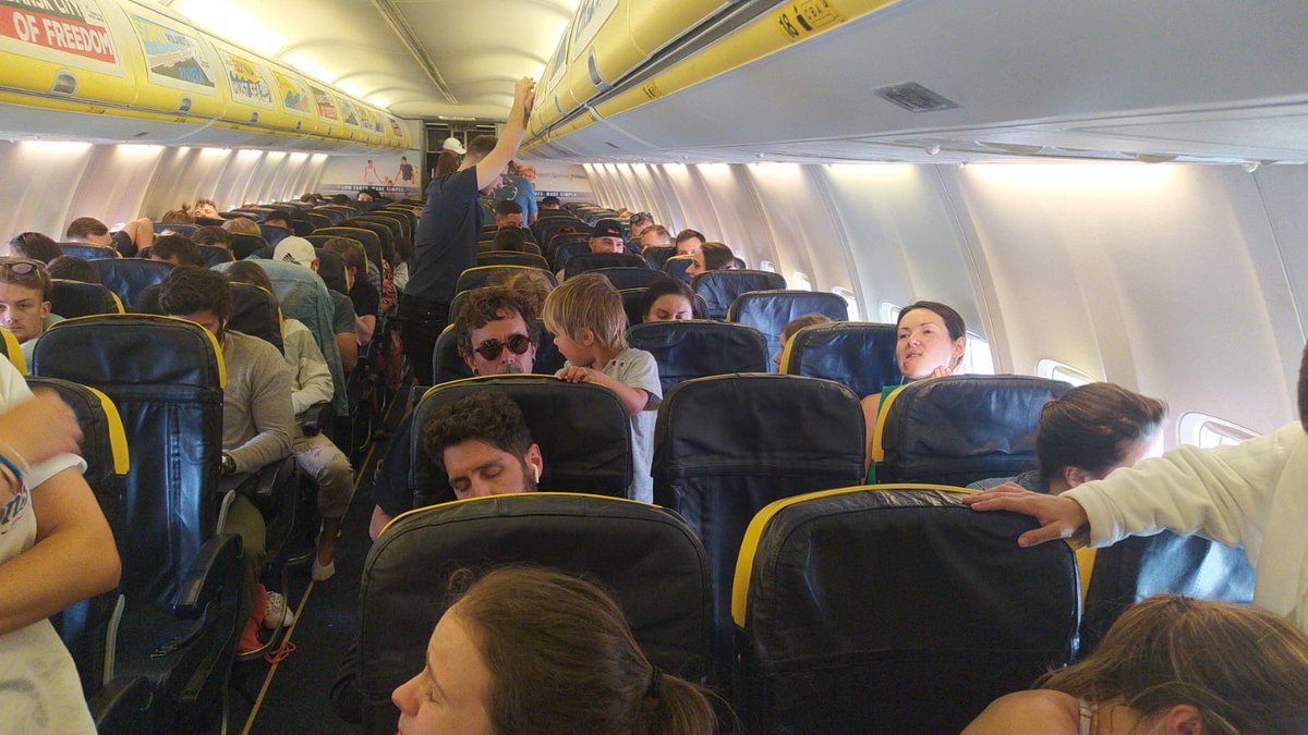 viajemochileros's tweet image. También hay niños en el vuelo FR3040 Praga-Barcelona de #Ryanair @Ryanair_ES que han dormido en el aeropuerto. El vuelo no tiene comida porque llega en tierra desde ayer