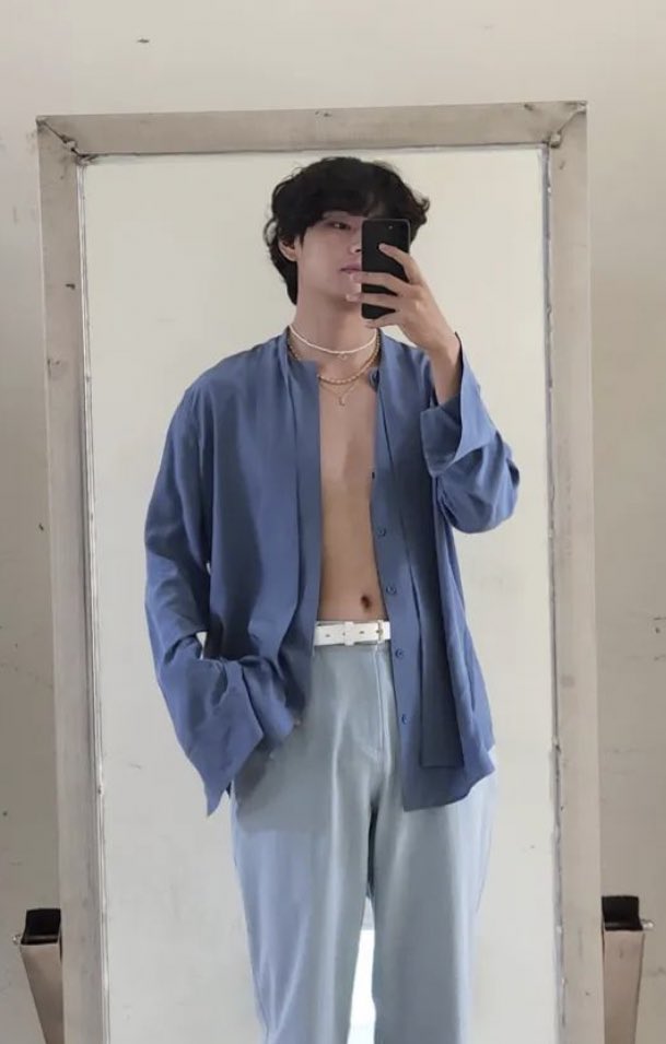 jjksceo's tweet photo. TAEHYUNG REALLY SAID WELCOME TO BTS CHAPTER 2 MEANS THE NAKED ERA 😭😭😭 

KIM TAEHYUNG ARE YOU KIDDING ???? IS THIS FOR REAL ???????????? https://t.co/hgoAoQNFn3
