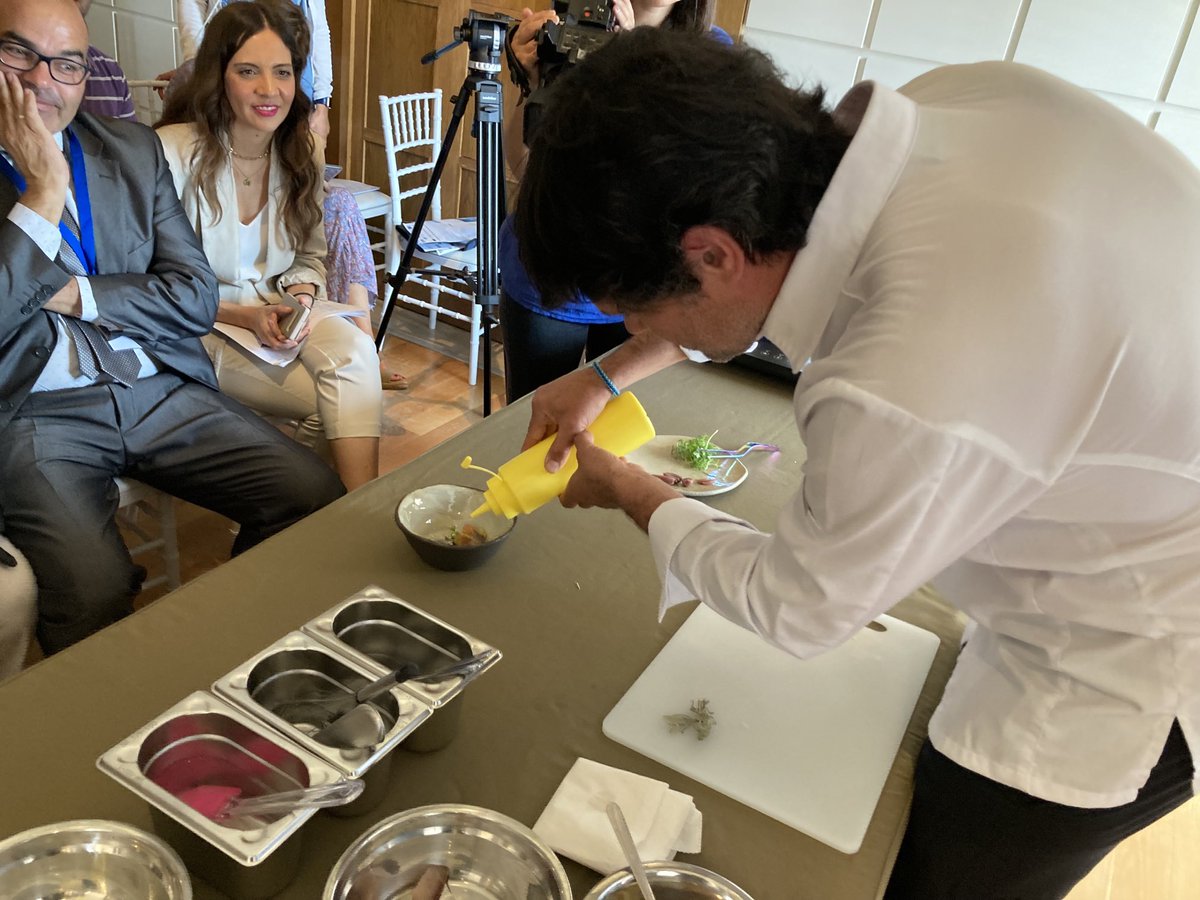 ClusterMMA's tweet photo. Empieza el ‘blue meetcooking’ de #pablovicari de #cataria en jornada de @atlazul en ⁦@puertosotogrand⁩, organizada por ⁦@campusdelmar⁩ y ⁦@ClusterMMA⁩ #gastronomiaazul #cocinaazul #economiaazul ⁦@LumenGastro⁩ ⁦@ExteriorJunta⁩ ⁦@PuertosEstado⁩ https://t.co/aXFg9PDUOP