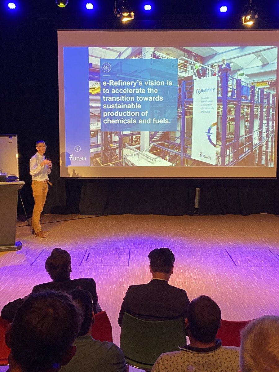 Gastheer Ruud van Ommen van ⁦<a href="/tudelft/">TU Delft</a>⁩ licht de #e-refinery toe #vemwenergiedag