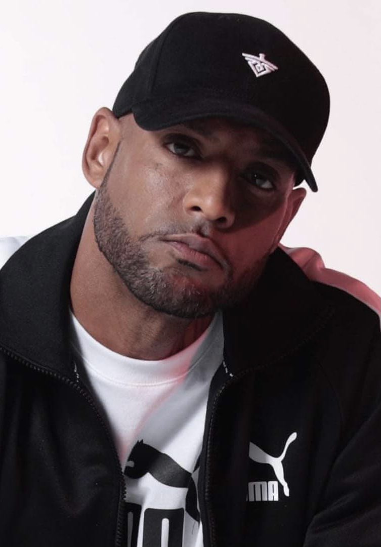 Kulturlesite_'s tweet photo. Soso Maness à propos de l’impact de Booba dans la musique :

« Il en prend des risques. Tu sais pourquoi il en prend ? 

Parce que Booba c’est un rappeur qui est capable de prendre un jeune inconnu et faire single de diamant avec. Les autres, non. » https://t.co/f0fIuZCBai
