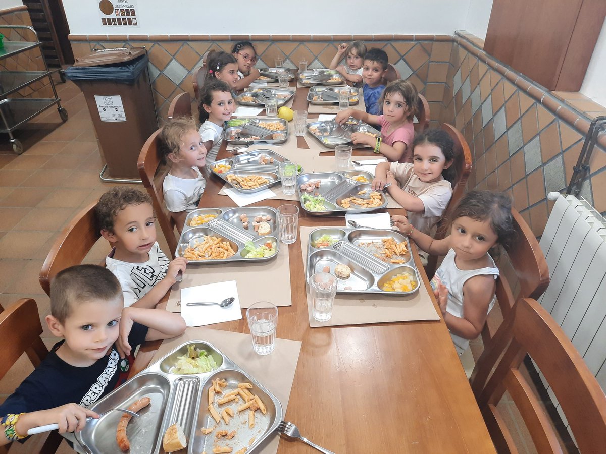 laudrupat's tweet photo. 🐊,🐌 i 🐲 estem agafant forces per continuar amb les activitats de la tarda!!!!
Nyam,nyam! @LauraAinoza @Maria94ICH @MagdaCollCamps @immaculadahorta https://t.co/2MWjbXpoJh