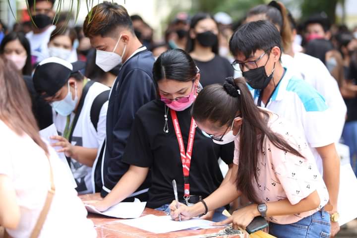 batspiocapitol's tweet photo. #HelpInMotion: Muling nagpatuloy ngayong araw, ika-16 ng Hunyo 2022, ang pamamahagi ng financial assistance sa mga iskolar ng Kapitolyo para sa 2nd semester ng Academic Year 2021-2022 sa Provincial DREAM ZONE, Capitol Compound, Lungsod ng Batangas. https://t.co/hX65VWXNL0