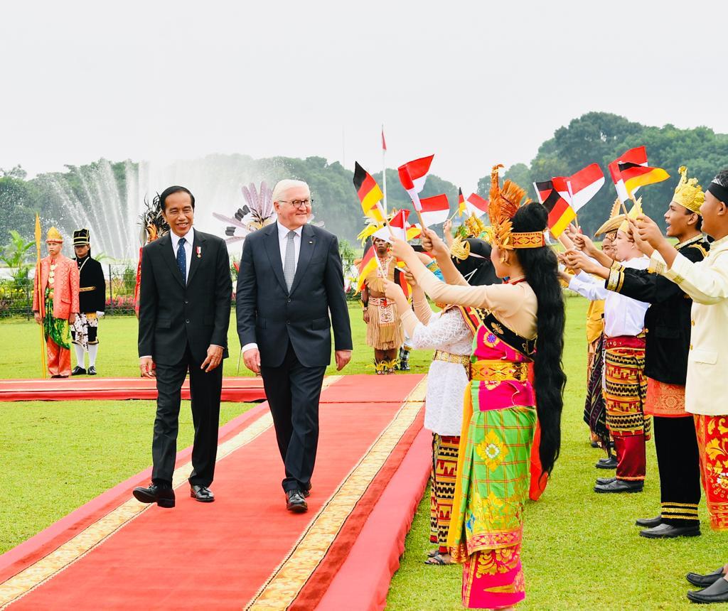 jokowi's tweet image. Presiden Republik Federal Jerman Frank-Walter Steinmeier hari ini bertandang ke Indonesia untuk kunjungan selama 3 hari. 

Kami melakukan pertemuan bilateral dan sepakat untuk meningkatkan kerja sama di sejumlah bidang, termasuk percepatan pengembangan sumber daya manusia.