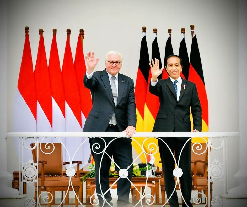 jokowi's tweet image. Indonesia dan Jerman telah menjalin hubungan diplomatik sejak tahun 1952. 

Berbagai kegiatan perayaan 70 tahun hubungan diplomatik tersebut digelar, salah satunya adalah pameran seni kontemporer di Jerman yang menghadirkan seniman Indonesia.