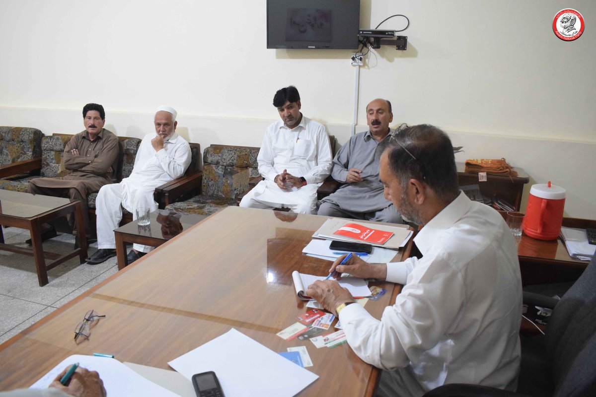 ANPOPakhtunkhwa's tweet photo. بلدیاتی انتخابات (خیبر پختونخوا) کی رپورٹ مرتب کرنے کیلئے قائم کمیٹی کے چيئرمین مرکزی ڈپٹی جنرل سیکرٹری بریگیڈیئر (ر) ڈاکٹر سلیم خان سے اے این پی اپردیر کے صدر راجہ امیر زمان کی قیادت میں ضلعی ذمہ داران ملاقات کررہے ہیں۔
#ANP | #ANPUpperDir https://t.co/pL5rEOzW5R