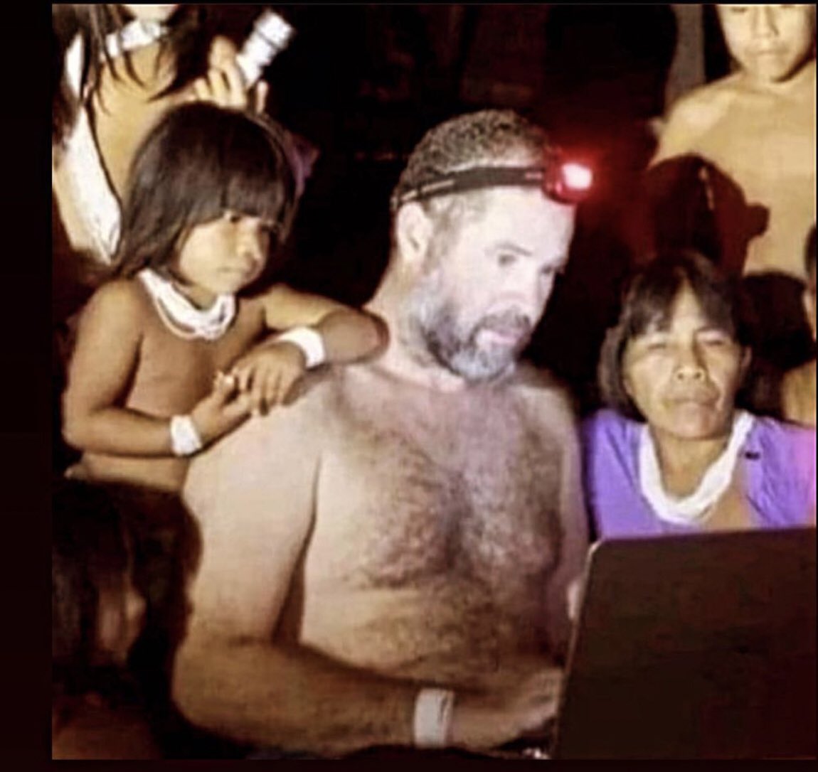 Essa foto ilustra tão bem a intimidade e confiança que Bruno Pereira tinha com os povos indígenas do Vale do Javari. Essa criança não tem mais esse ombro pra se apoiar. Toda a solidariedade às famílias de Bruno e Dom.