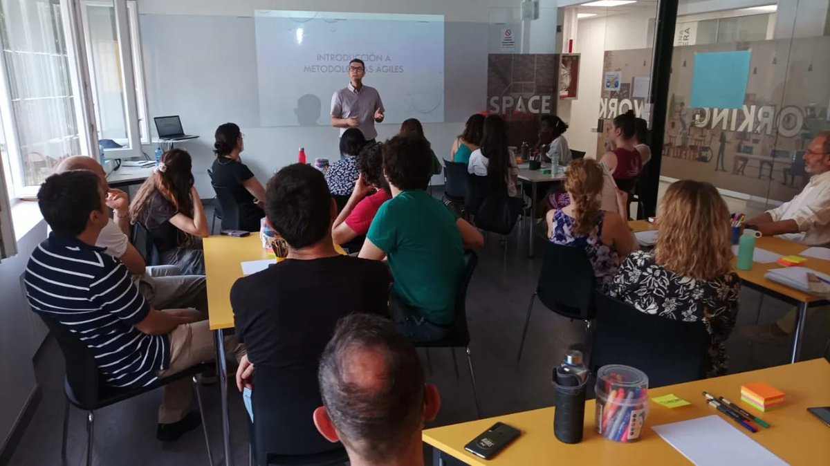 Las profesoras del Departamento de FOL, Bárbara Pérez y Marian Domínguez han asistido a la II Jornada de Emprendimiento del IES Tetuán de las Victorias de Madrid con el que compartimos MicroRed emprendedora.Gracias por la invitación para asistir. #microrred #pradoemprende #iespsd