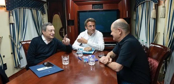 stognevich's tweet photo. Перший потяг в історії нашої країни, в якому ніхто не має з собою яєць. https://t.co/QnzyTywFDA