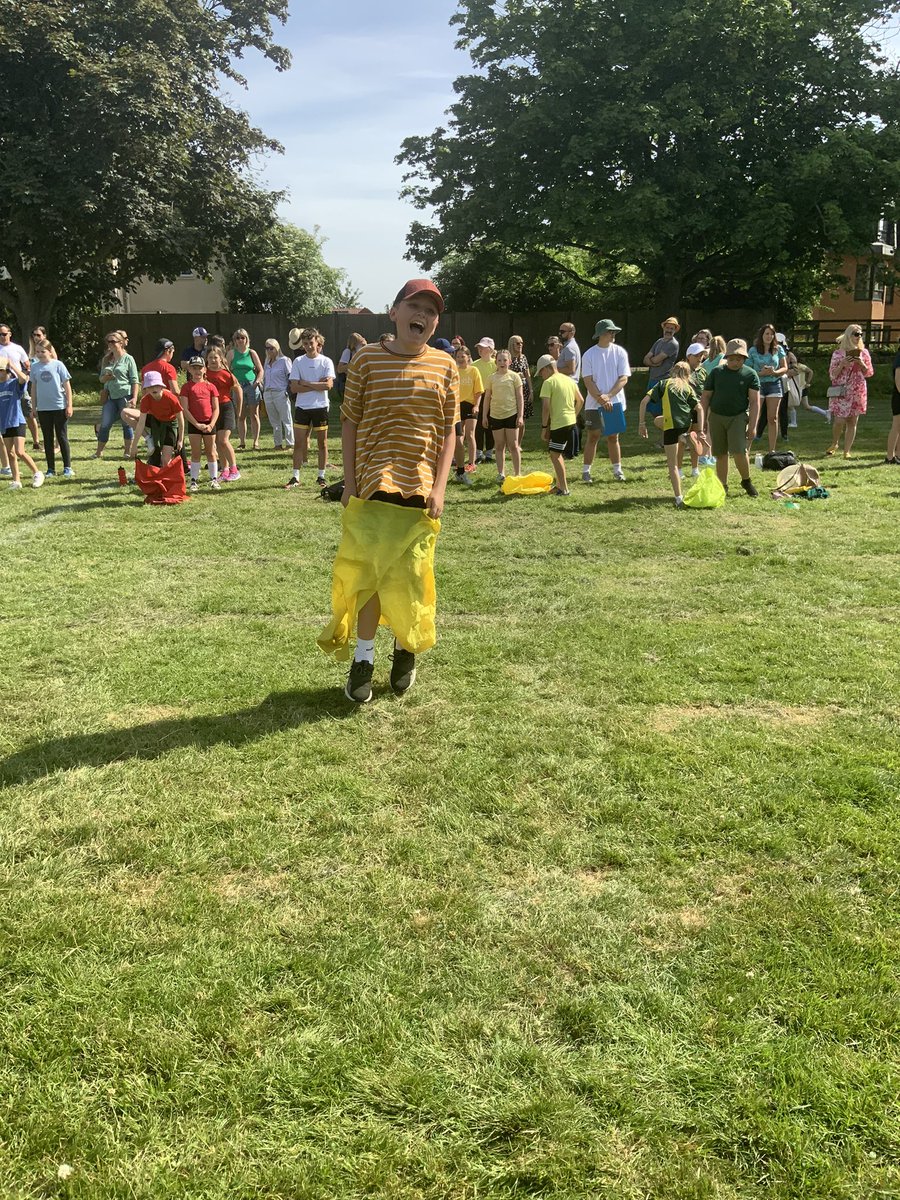 NorthTown6LS's tweet photo. Wow Sports Day was so much fun! We cheered one another on, tried our best and had a ball! Thank you Mr Grave for organising it! ⚽️🎾🏏🥅 https://t.co/6T0V0BYdjn
