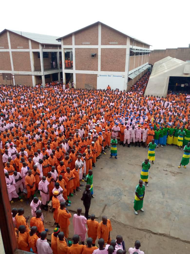 RCS_Rwanda's tweet photo. Uyu munsi Minisitiri w'Umutekano w'imbere mu Gihugu Hon. Alfred GASANA, yasuye Gereza ya Rubavu aganira n'Abacungagereza abibutsa inshingano zabo za buri munsi, kurushaho kugira imyitwarire myiza, cyane ko bisaba ubwitange n'ubunyangamugayo mu kugorora abagonganye n'amategeko. https://t.co/5gyFlX7H52