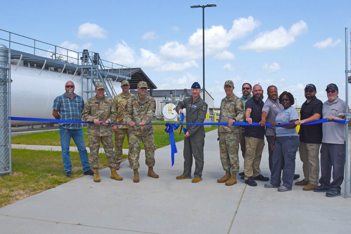 AETCommand's tweet image. @Columbus_AFB&apos;s new fueling station is a prime example of how the @usairforce  continues to invest in cost effective &amp;amp; more efficient programs to provide world-class pilot training! #TheFirstCommand ⛽ ✈️ 🌎 👨🏼‍✈️ 👩🏼‍✈️