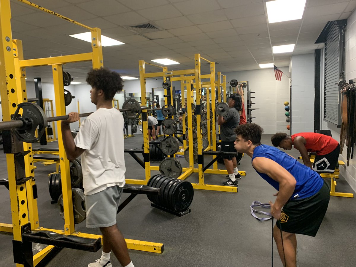 scfootball's tweet image. 4 Days…4 great workouts! Step by step…Great job crushing this weeks workouts! #commited