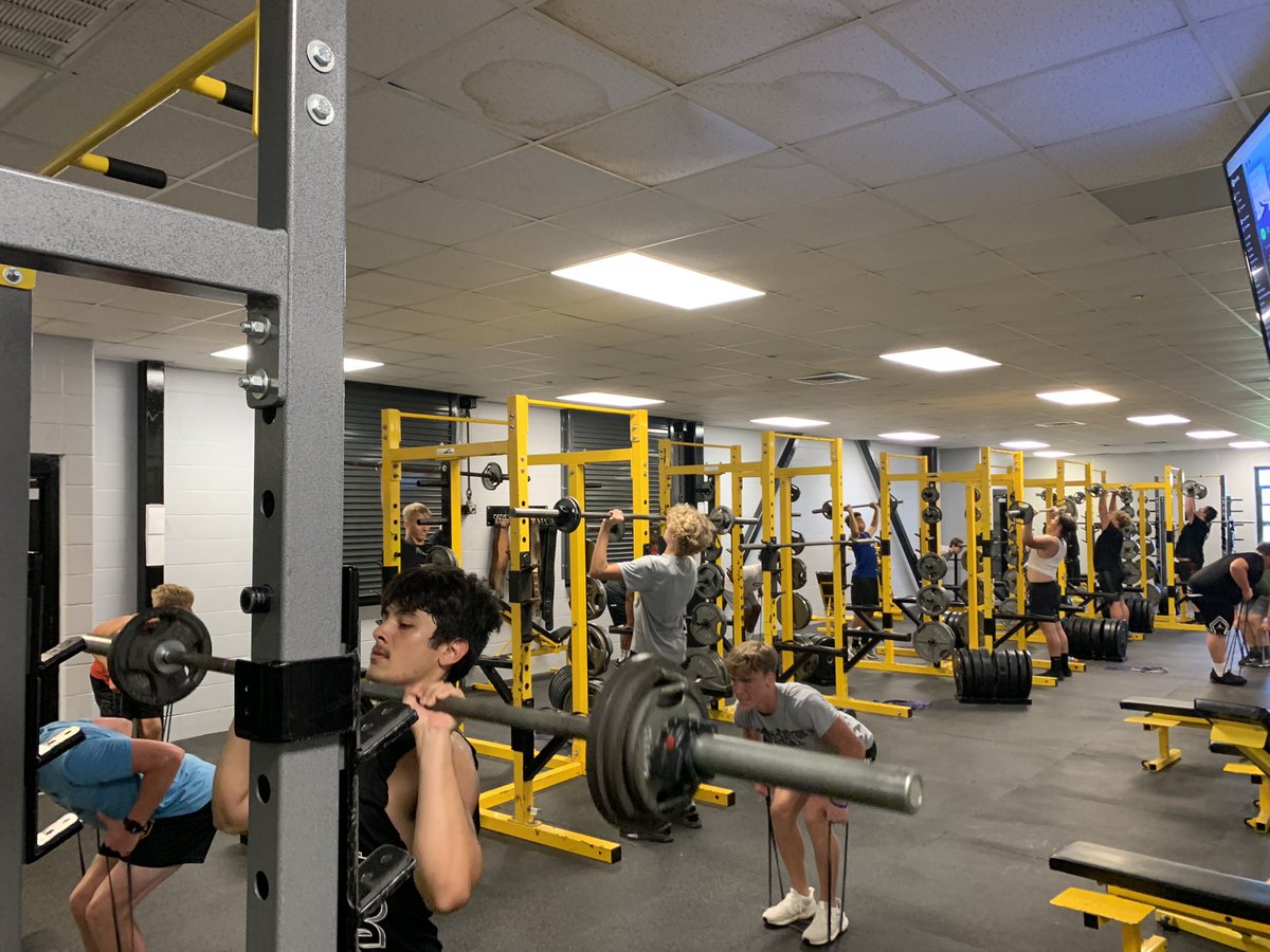 scfootball's tweet image. 4 Days…4 great workouts! Step by step…Great job crushing this weeks workouts! #commited