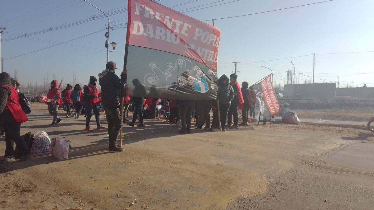FPDS_Oficial's tweet photo. #16J en Río Negro el #FPDS junto a otras organizaciones populares, volvimos a las rutas exigiéndole al gobierno provincial nuestros derechos: al trabajo genuino en la obra pública en los barrios populares, subsidios para desempleados, y alimentos para las familias. https://t.co/XSwrZgCQLY