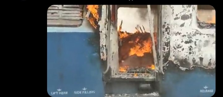 ये ट्रेन जलाना किसका लोकतांत्रिक अधिकार हो गया? क्या पथरबाजों से ट्रेन जलाने वाले अलग हैं??