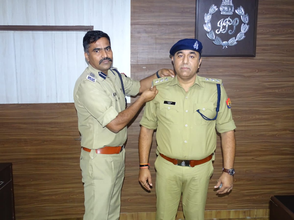 वरिष्ठ पुलिस अधीक्षक, <a href="/IPSMUNIRAJ/">Muniraj Gobu</a> द्वारा निरीक्षक पद से पुलिस उपाधीक्षक पद पर पदोन्नति पाए थाना साहिबाबाद के प्रभारी निरीक्षक श्री नागेन्द्र चौबे के कंधे पर सिल्वर स्टार व पद चिह्न लगाकर (pipping ceremony) की गई एवं बधाई💐 दी गयी !!
