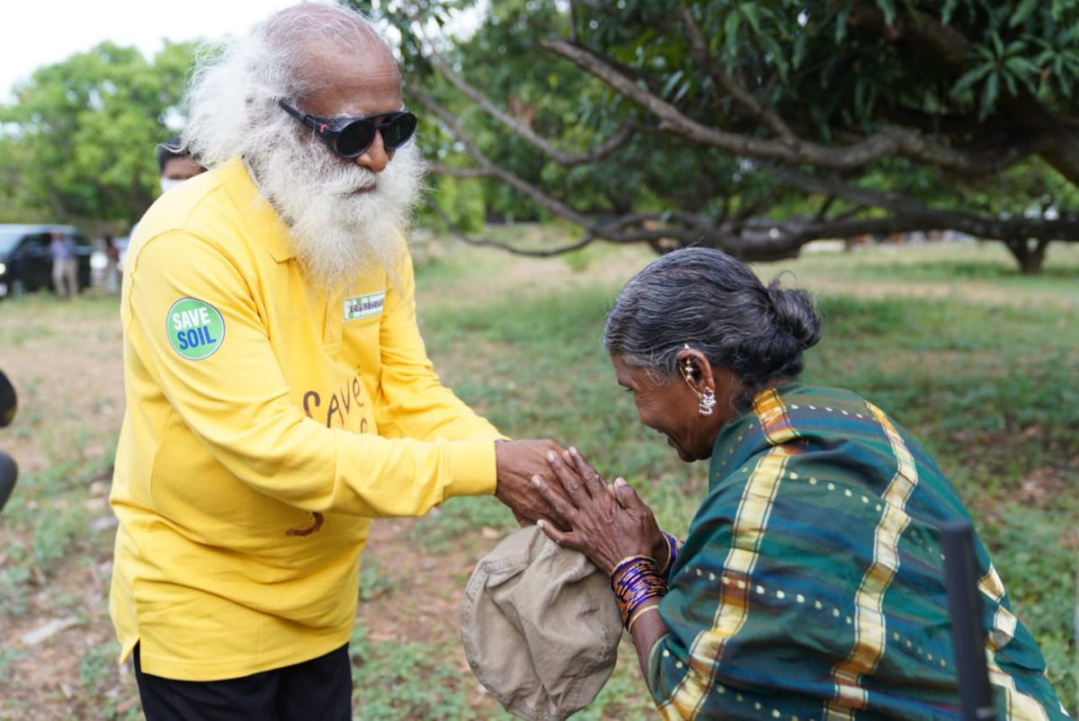 cpsavesoil's tweet photo. .@SadhguruJV sits down for a conversation about #SaveSoil with @GangavvaMilkuri, a farmer turned comedic actress on her son-in-law’s YouTube channel @myvillageshow that explores the rural life and culture of Telangana. #SaveSoilTelangana #SaveSoil 
https://t.co/z6MmqMf5nE https://t.co/FDEGDaVvOm