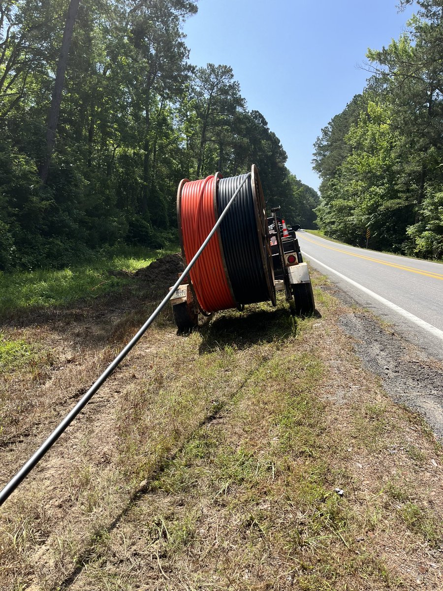 DavidAvery's tweet photo. Windstream’s fiber construction progressing in Grant County Ark. Crews working across the county including here along Hwy 35 to bring Kinetic gigabit internet service to residents. Appreciate our partnership with the state. #highspeedforhere https://t.co/b9VmHkjp8o