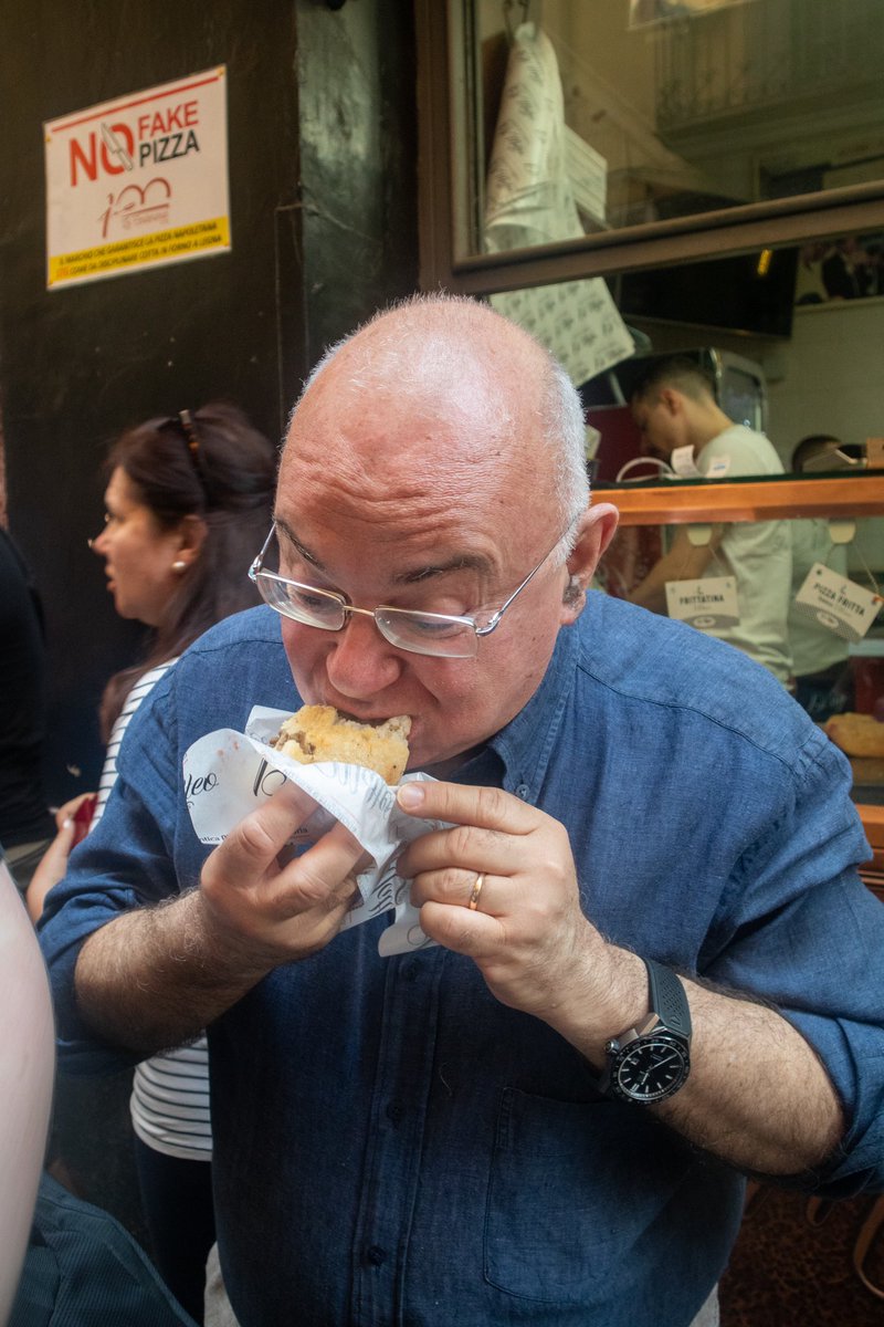 Dag 5: op ons laatste dag trakteerde Luciano (onze food expert) ons op een dagje culinaire sightseeing in Naples! Wat een mooie afsluiter van deze vermoeiende maar vooral fantastische week! Én nu monteren! 🌞 #ODG2022Napoli <a href="/ArteveldeJOU/">Journalistiek Arteveldehogeschool</a>