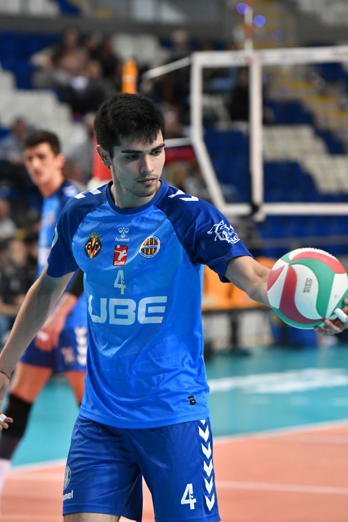 cvemevelugo's tweet photo. 🏐🛬
🔥 𝘽𝙊𝙊𝙊𝙈𝘽𝘼 🔥
JOSÉ LUIS " KOKO" LINARES
O oposto arxentino de 24 anos regresa a unha categoría que xa coñece e na que quere volver triunfar.
Benvido KOKO!!!!
♥💙🏐💪
#arenal #voley #lugo #voleibol #volleyball #ditram #fundaciondeportegalego #LugoÉdeSuperliga https://t.co/HFmPqqFbkJ