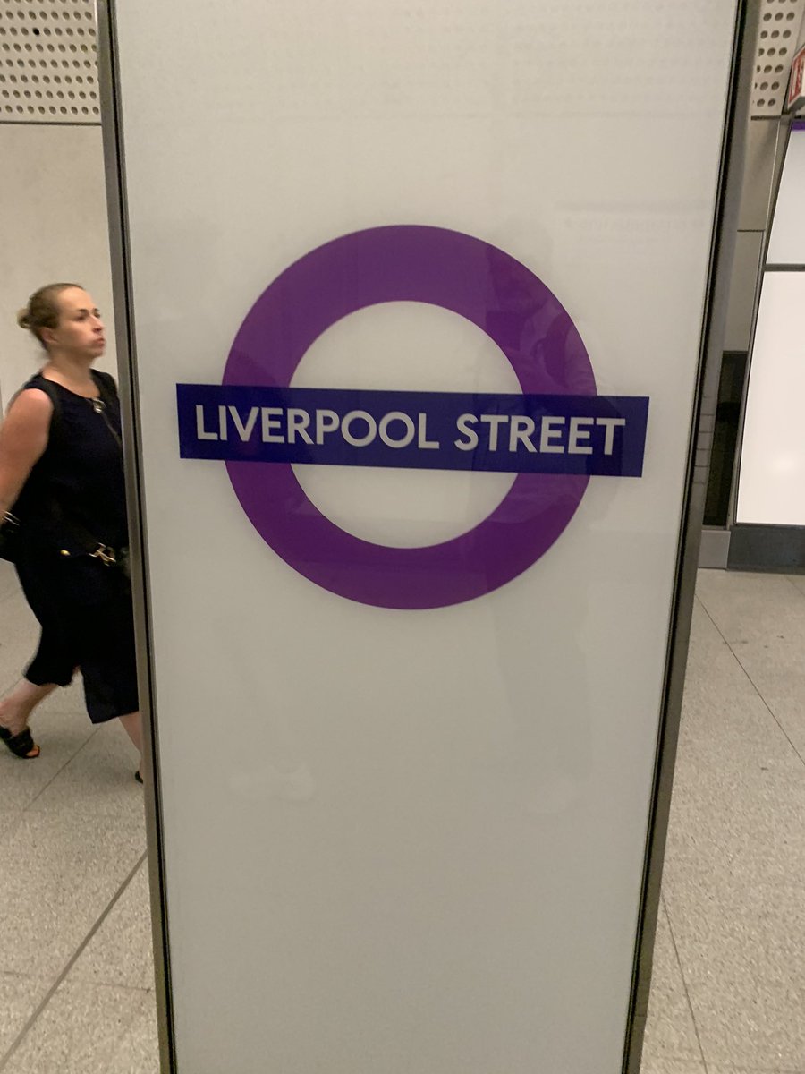 The #ElizabethLine at Liverpool St smells musty, like a 70 year old air-conditioned, windowless basement #nicedesign