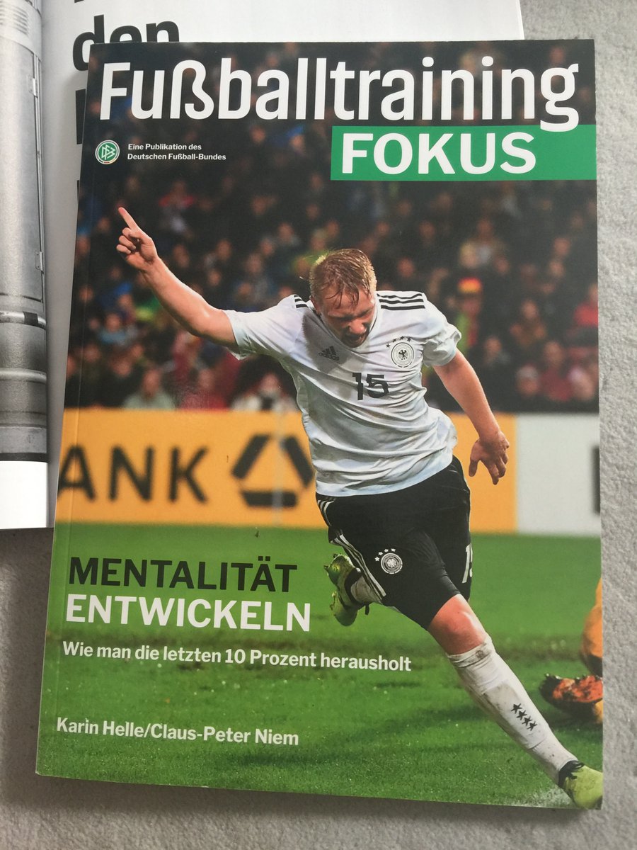 coachkickman's tweet photo. Sie begann als 5-Jährige. Sie übte vor der Schule und am Abend. Wenn das Flutlicht ausfiel, trainierte sie trotzdem. "Mein Vater sagte: Wenn du es bei Dunkelheit kannst, fällt es dir bei Tageslicht leichter." #Haltung #Mentalität #Einstellung #Intuition #Coaching @AHildebrandt70 https://t.co/LoEooIiyja