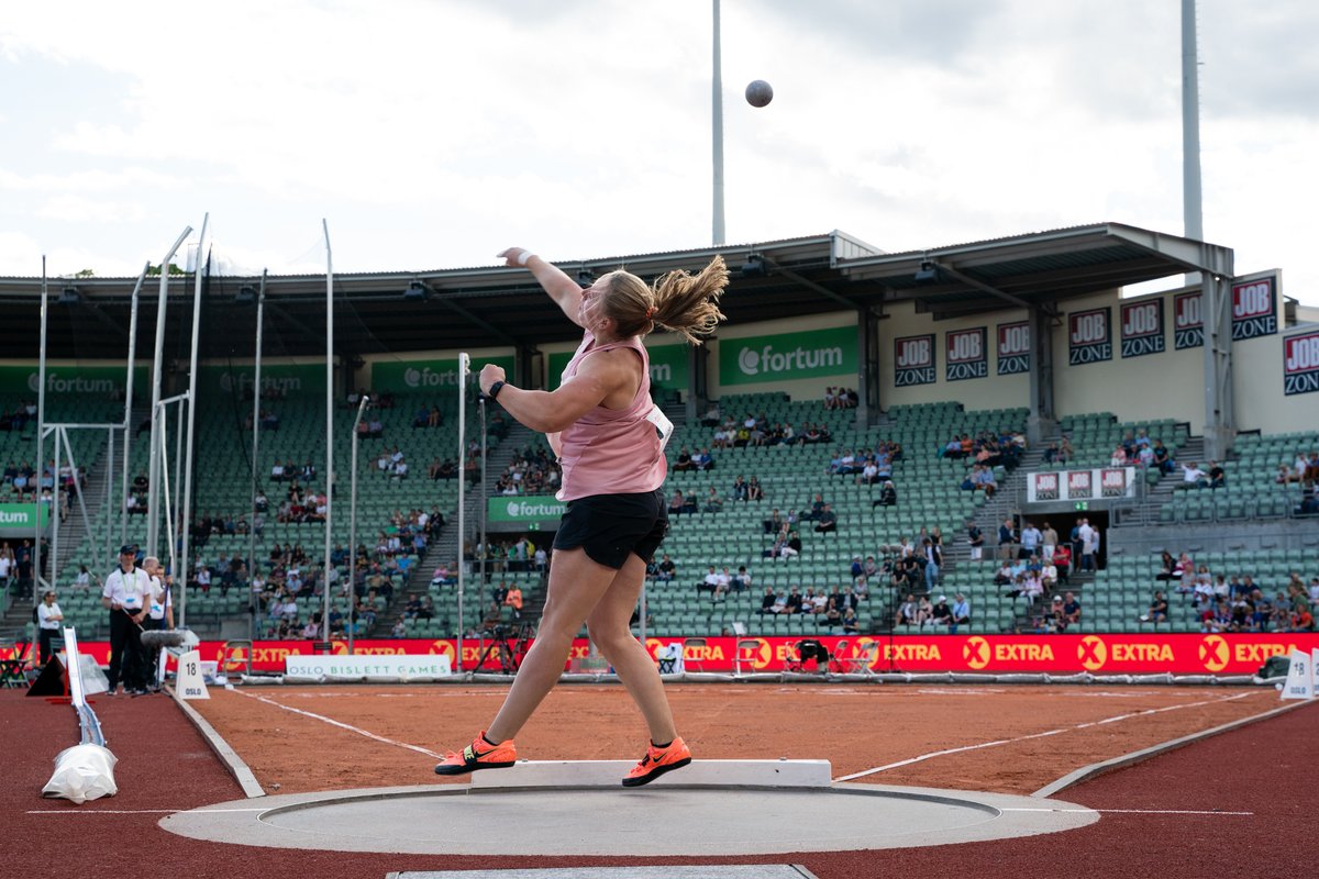Now that's how you kick off the #OsloDL meeting!

Jessica Schilder 🇳🇱 throws 19.46m on her first attempt to improve her own Dutch shot put record 💪

📷 <a href="/matthewquine/">Matthew Quine</a> / <a href="/Diamond_League/">Wanda Diamond League</a>