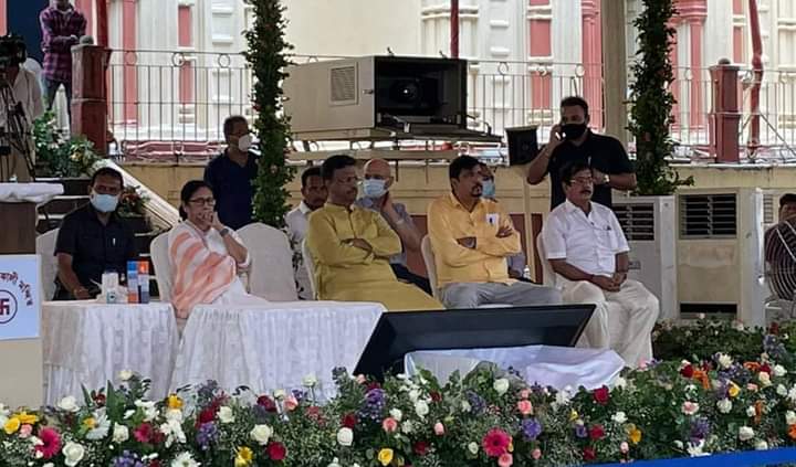 PapiyaS35142532's tweet photo. দক্ষিণেশ্বর ভবতারিণী মন্দিরে পুজো দিলেন মুখ্যমন্ত্রী মমতা বন্দ্যোপাধ্যায় ও দক্ষিণেশ্বরে লাইট অ্যান্ড সাউন্ডের প্রদর্শনীর শুভ উদ্বোধন করলেন মাননীয়া মুখ্যমন্ত্রী । https://t.co/skWImTdaKr