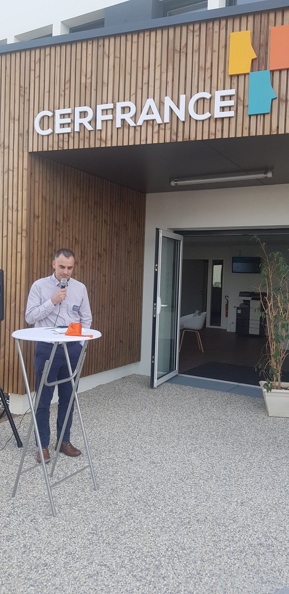 Cerfrance85's tweet photo. L’heure de la célébration | C’est le début de l'inauguration de l'agence Cerfrance la Roche-sur-Yon sous le beau (et chaud) soleil de Vendée ☀️ 

Une agence récemment construite alliant confort de travail pour les collaborateurs et qualité d'accueil pour les adhérents. 👌 https://t.co/VeJRolSI2n