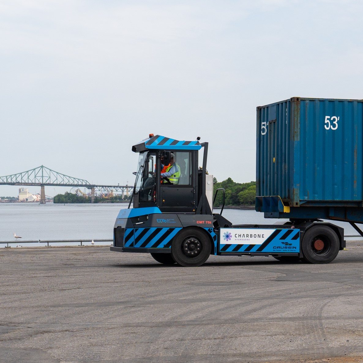 PortMTL's tweet photo. Avec l’objectif commun de promouvoir et d’accélérer la décarbonation de l’industrie maritime, QSL a accueilli au #PortMTL les prototypes d’équipements propulsés à l’hydrogène développés par l’entreprise @GaussinGroup. 👉 https://t.co/7mLIH9FvuU #PortDurable https://t.co/7IJVVcSrie