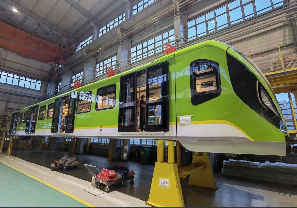 EnriquePenalosa's tweet photo. Lo único q hizo Claudia con relación a este Metro que contratamos, además de demandarlo y tratar de tumbarlo (no pudo) fué cambiarle el color. En las ciudades del mundo, buses, metros, cables tienen el mismo color, identidad de la ciudad. Pero a su ego le dolía mucho dejarlo rojo https://t.co/JvJjWtwBQ2