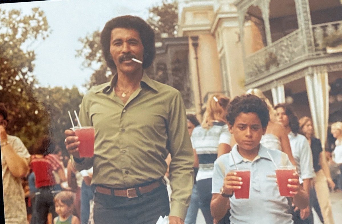 mojo_girl's tweet image. Love this photo of my dad ⁦@Disneyland⁩ back when you could smoke anywhere. Also- my brother is the only kid I know who could be pissed about being at Disneyland #trueOG #1970s
