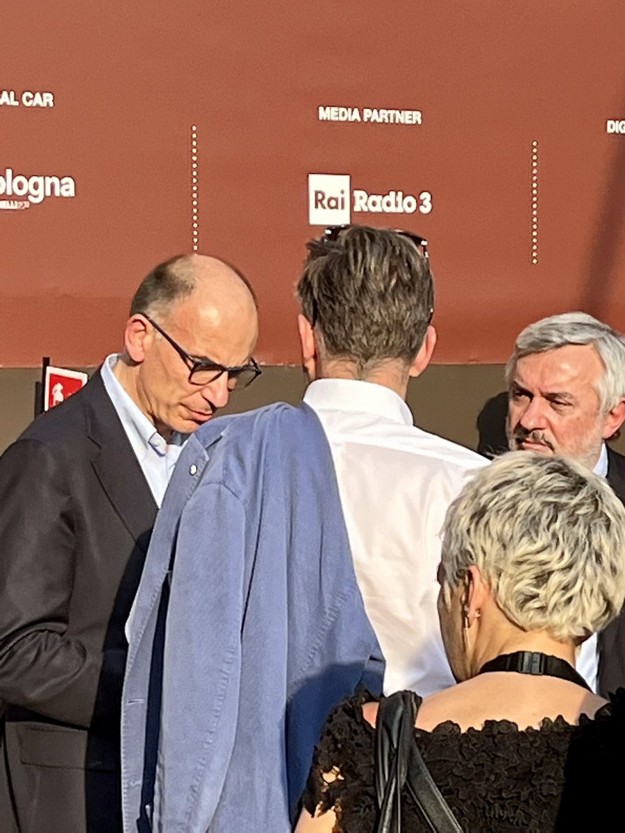 stealoia's tweet image. Tra poco in piazza Maggiore a Bologna il direttore di @repubblica @Maumol intervista @EnricoLetta per @RepIdee #RepIdee2022