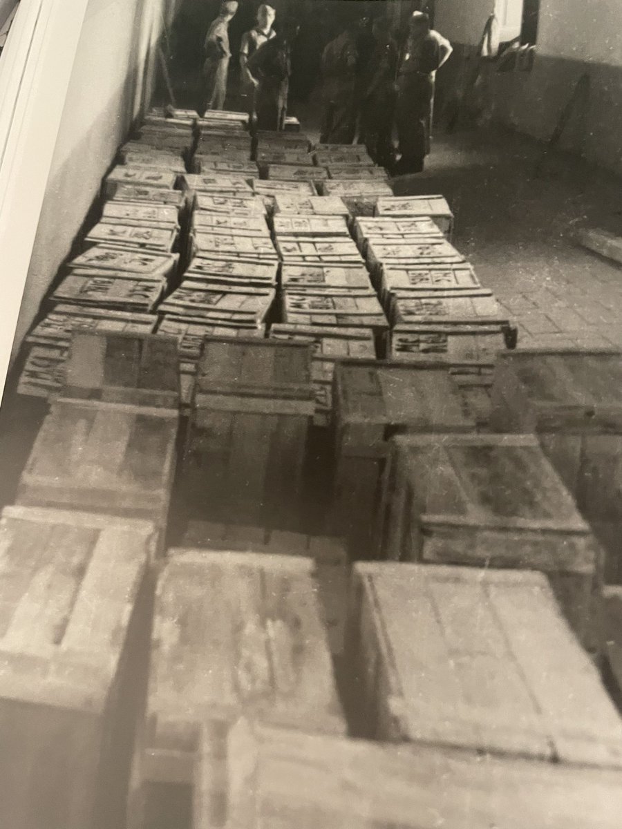 Simona_Inserra's tweet photo. La storia, la guerra, la distruzione delle e dei libri. E la storia di chi ha provato a mettere in salvo libri e vite umane #benedettini #montecassino #2ndww https://t.co/3fEVs6qteU