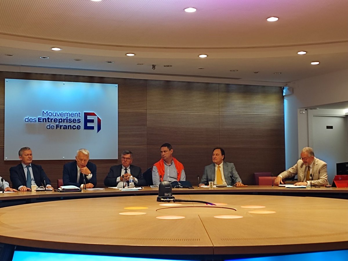 PatrickMartin_1's tweet photo. Ce matin au @medef ,AG #CNETh autour de son Pdt Thierry DUBOIS. Après avoir bcp souffert,le secteur 📈,pour le bien des #curistes,professionnels du secteur et nombreux #territoires concernés. La négociation de la nlle convention @Assur_Maladie sera déterminante https://t.co/sc7HZZkqeM