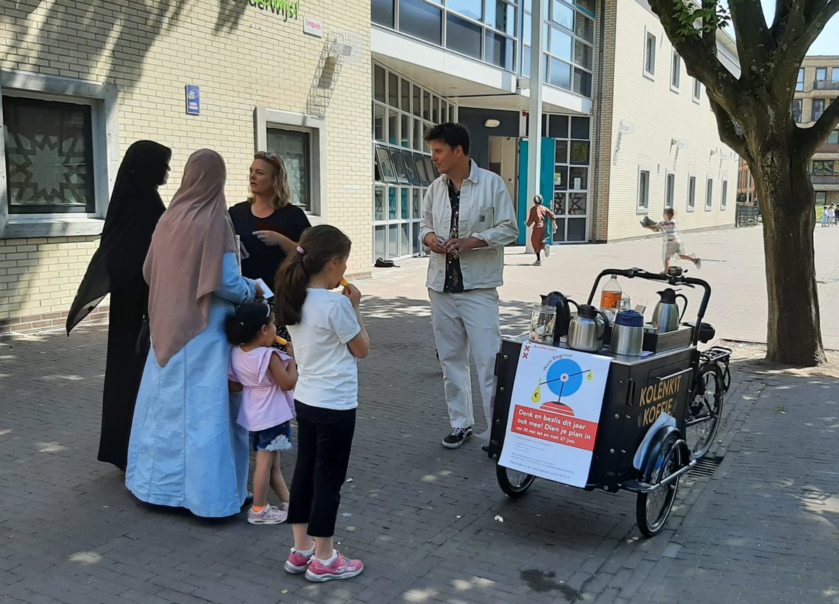 020West's tweet photo. Heb je nog een goed idee voor jouw buurt? Een sociaal project, meer groen, diversiteit: je kunt nog tot 27 juni plannen indienen via https://t.co/jBbuSeigBn. @caroliendeheer was op pad met de koffiekar en had inspirerende gesprekken met bewoners in Bos en Lommer #WestBegroot https://t.co/hF8VfldoY4