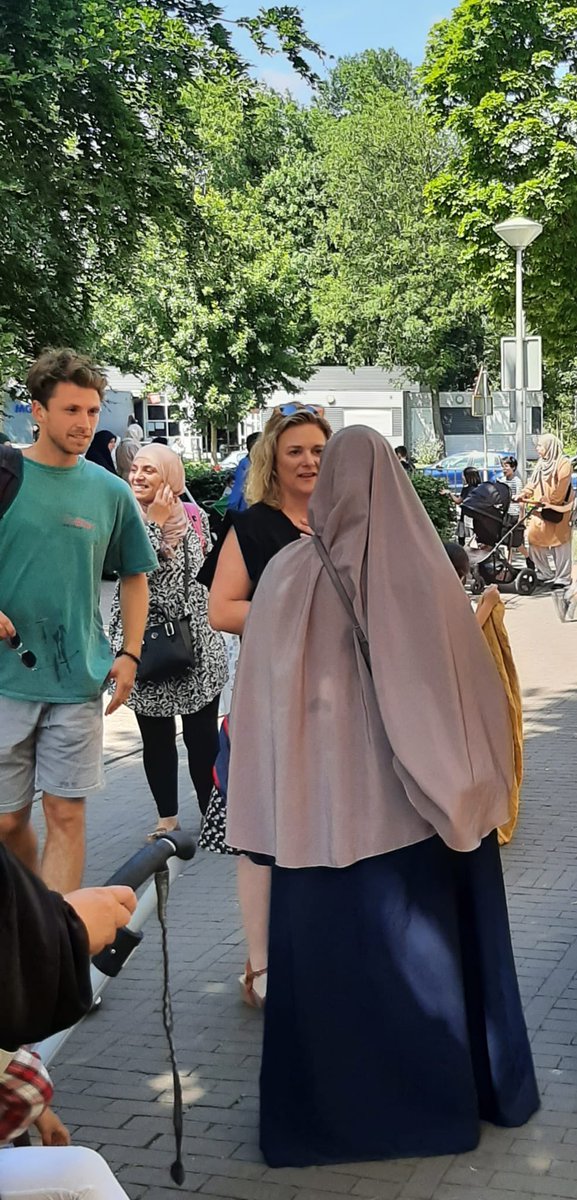 020West's tweet photo. Heb je nog een goed idee voor jouw buurt? Een sociaal project, meer groen, diversiteit: je kunt nog tot 27 juni plannen indienen via https://t.co/jBbuSeigBn. @caroliendeheer was op pad met de koffiekar en had inspirerende gesprekken met bewoners in Bos en Lommer #WestBegroot https://t.co/hF8VfldoY4