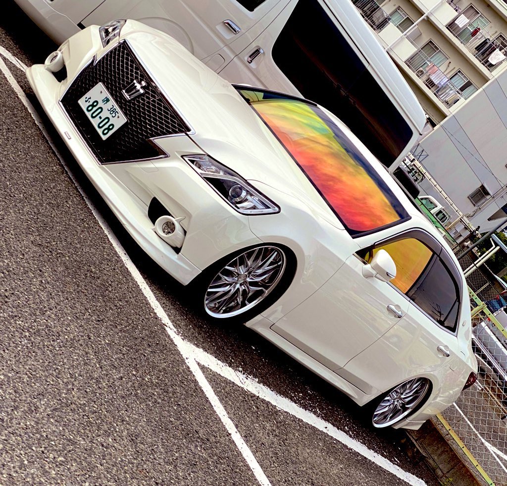 tkis8008's tweet photo. ドンキ行ってて
車乗ろうとしたら
知らん人がめっちゃかっこいいクラウン
止まってるやんゆうて
見にきてて車乗ったら
みんなのとこ行って
こっち指差してめっちゃ
カッコいいってゆうてたの聞いて
いじって良かったなーって思った🤣 https://t.co/9gKW3OiRnu